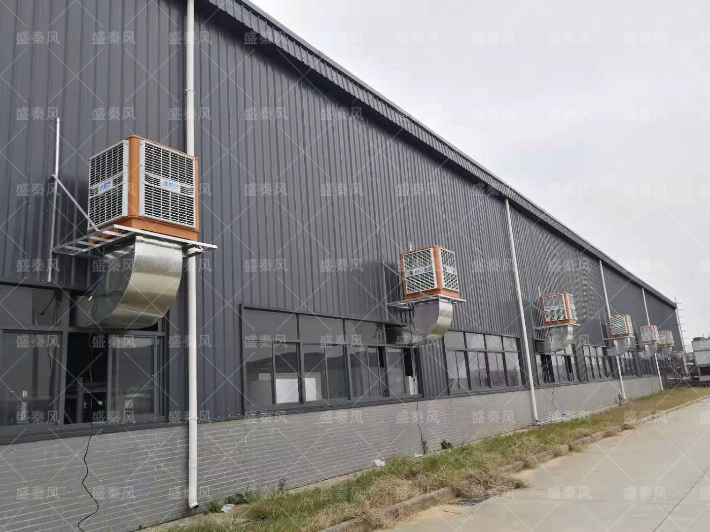 工廠車間降溫通風用水冷空調(diào)與壓縮空調(diào)之間的效果對比，一目了然