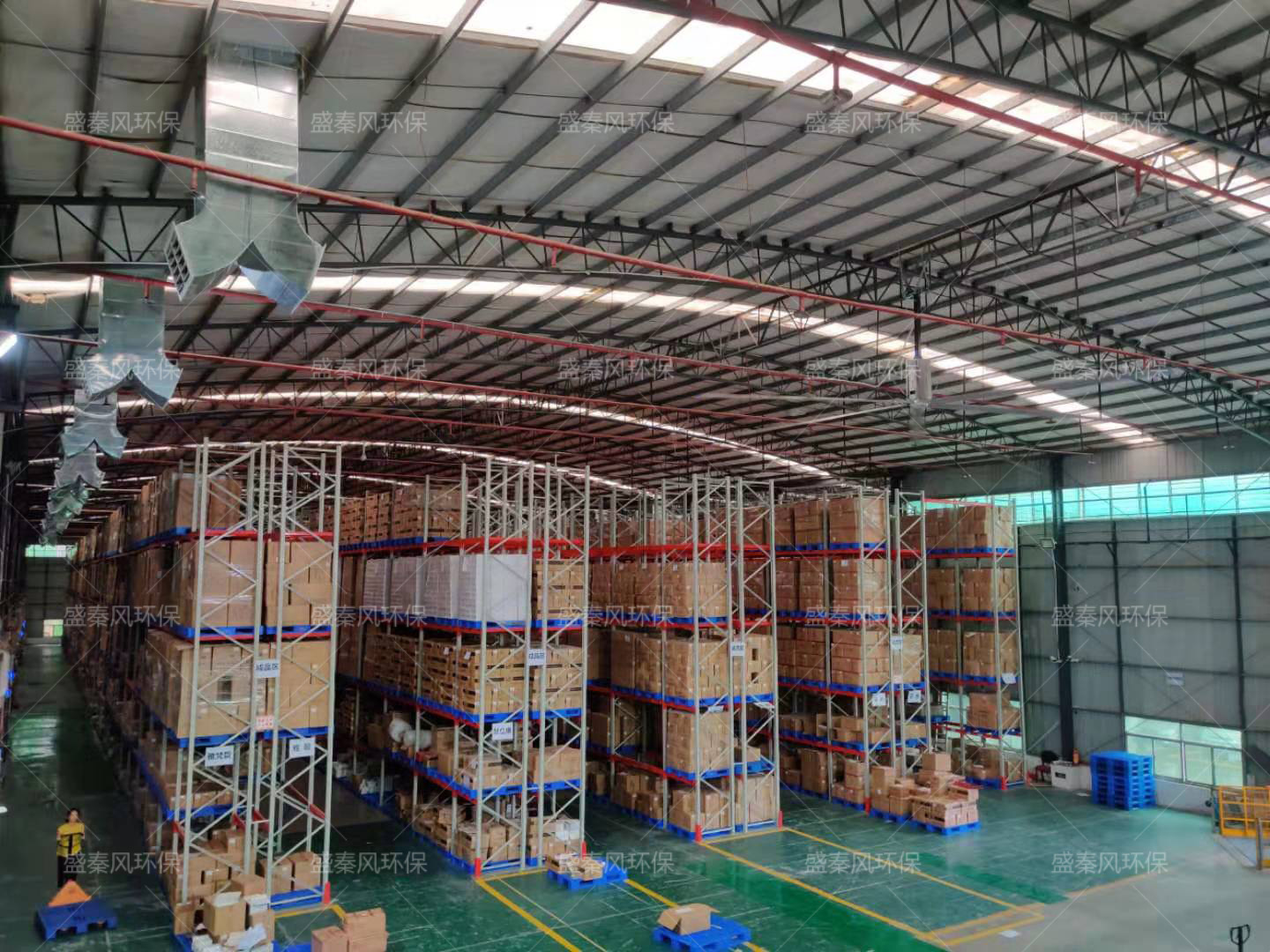 物流工廠車間倉庫通風(fēng)降溫，怎么解決部分潮濕的問題？
